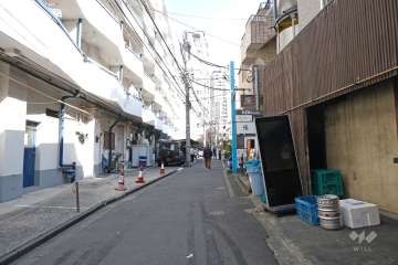 敷地南側の前面道路（西側から）