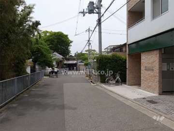 周辺は一戸建てとマンションが混在する住宅地です。