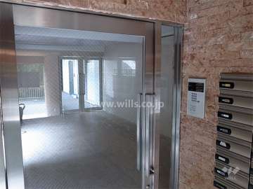 エントランスはオートロック付きです。