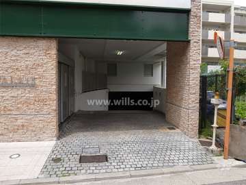 地階にある敷地内駐車場へのアプローチ