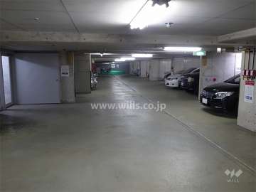 地階にある敷地内駐車場（平面式）