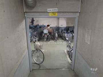 駐車場の奥にある駐輪場