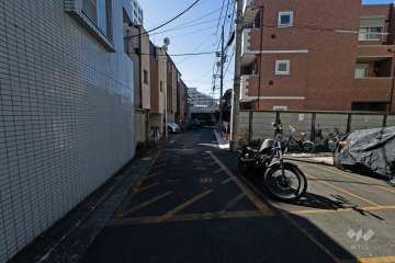 敷地南東側の前面道路（南西側から）