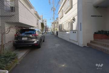 敷地北東側の前面道路(北西側から)