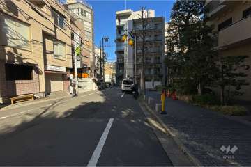 敷地西側の前面道路（南側から）