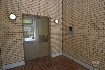 エントランスはオートロック付きです。