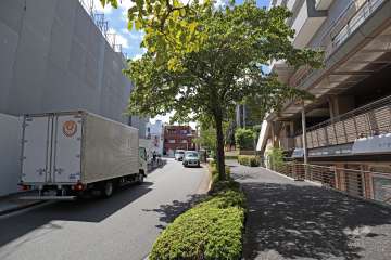 敷地の南側前面道路（東側から）