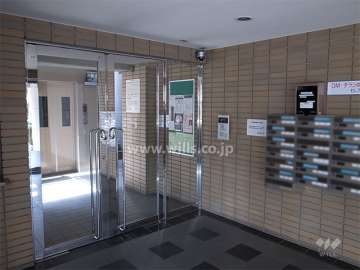 エントランスはオートロック付きです。