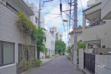 敷地西側の前面道路