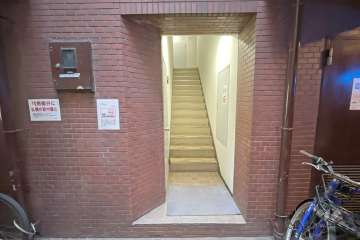 住居入り口の階段