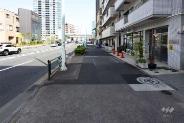 敷地北側の前面道路（西側から）