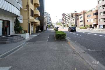 敷地北側の前面道路（東側から）