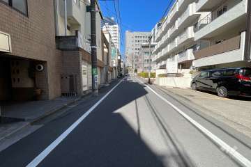敷地西側の前面道路