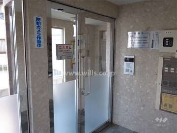 エントランスはオートロック付きです。