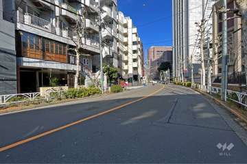 敷地東側の前面道路（南側から）