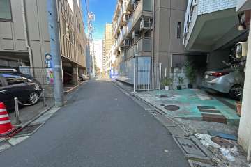 敷地北西側の前面道路（南西側から）