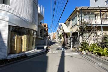 敷地北東側の前面道路