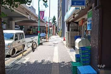 敷地南側の前面道路（東側から）