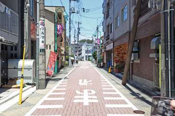 敷地東側の前面道路（南側から）