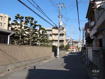 周辺は一戸建てが中心に並ぶ静かな住宅地です。