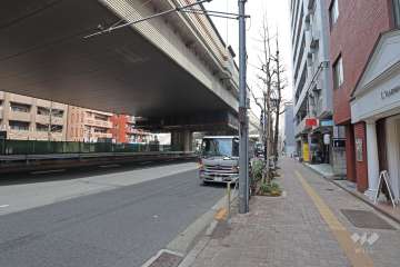 北側前面道路は甲州街道です。