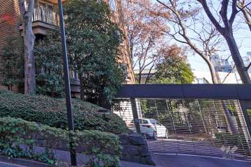 駐車場の出入り口（リングシャッター付き）