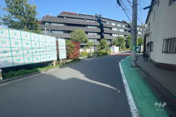 敷地北東側の前面道路（北西側から）