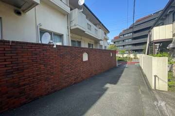 敷地南東側の前面道路（南西側から）