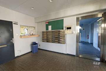 オートロック付きエントランスと共用ポスト