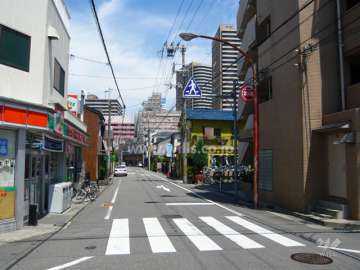 周辺はマンションと一戸建てが混在する静かな住宅地です。