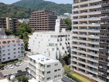 周辺はマンションが立ち並ぶ住宅地