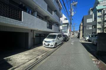 敷地南東側の前面道路（南西側から）