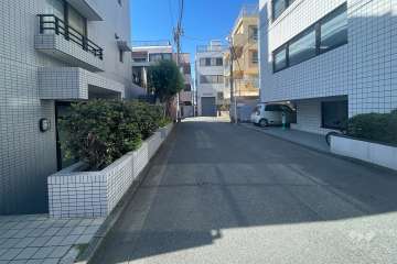 敷地北東側の前面道路（南東側から）