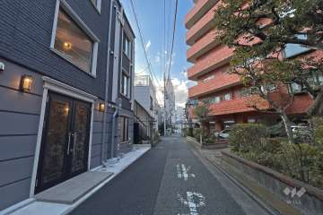 敷地南西側の前面道路（南東側から）