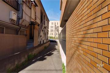 敷地南側の通路（東側から）