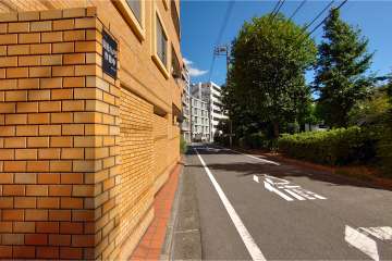 敷地北東側の前面道路（南東側から）