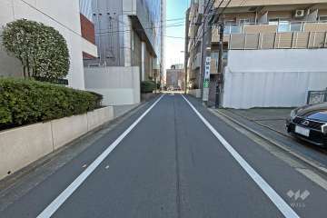 敷地北西側の前面道路（北東側から）
