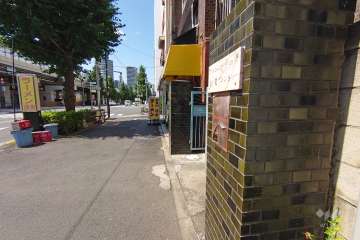 敷地西側の前面道路（南側から）