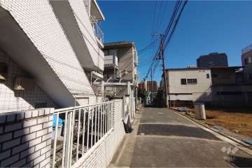 敷地南西側の前面道路（北西側から）