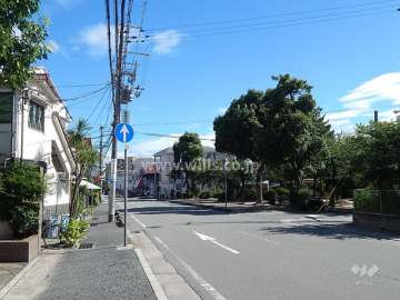 敷地西側の前面道路