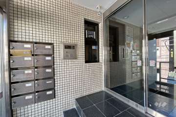 エントランスはオートロック付きです。