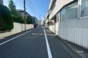 敷地東側の前面道路（北側から）