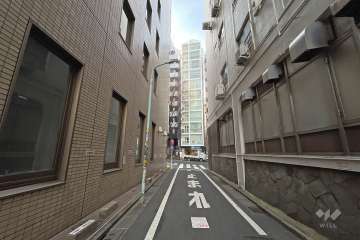 敷地東側の前面道路（北側から）