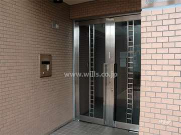 エントランスはオートロック付きです。