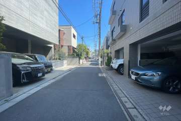 敷地北西側の前面道路（南西側から）