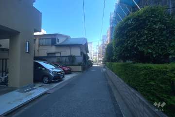 敷地西側の前面道路（北側から）