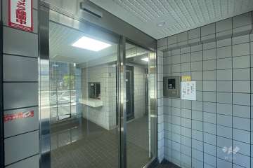 エントランスはオートロック付きです。