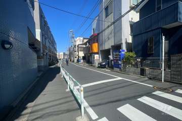 敷地南東側の前面道路（南西側から）