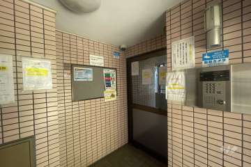 エントランスはオートロック付きです。