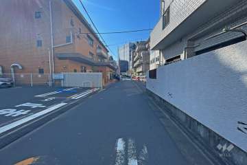 敷地南側の前面道路（東側から）